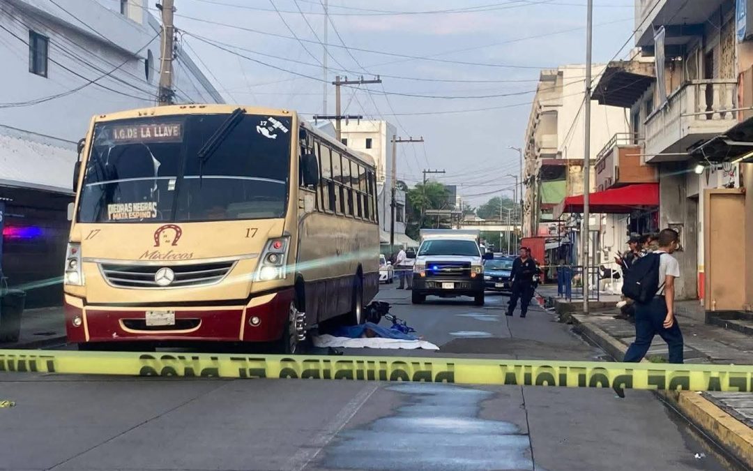 Motociclista pierde la vida tras chocar contra autobús en Veracruz; chofer huyó del lugar