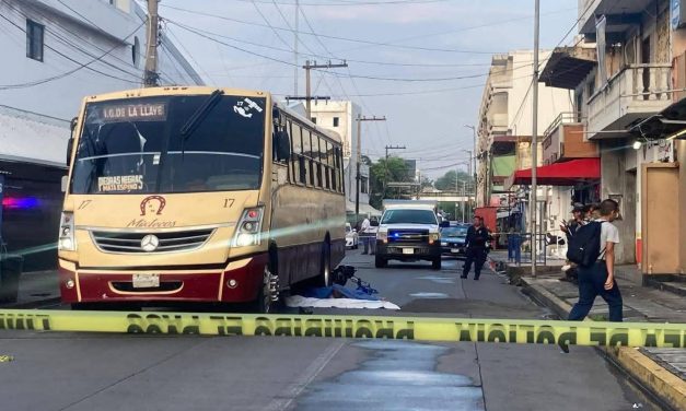 Motociclista pierde la vida tras chocar contra autobús en Veracruz; chofer huyó del lugar