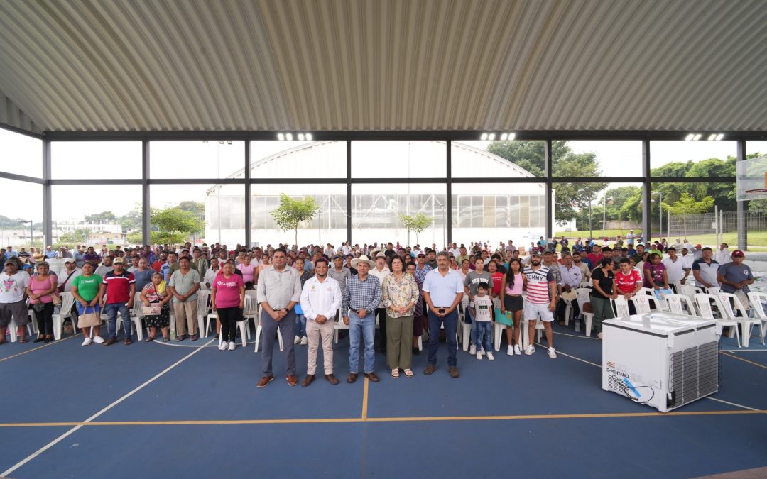 Autoridades estatales y municipales entregan apoyos a pescadores de San Andrés Tuxtla