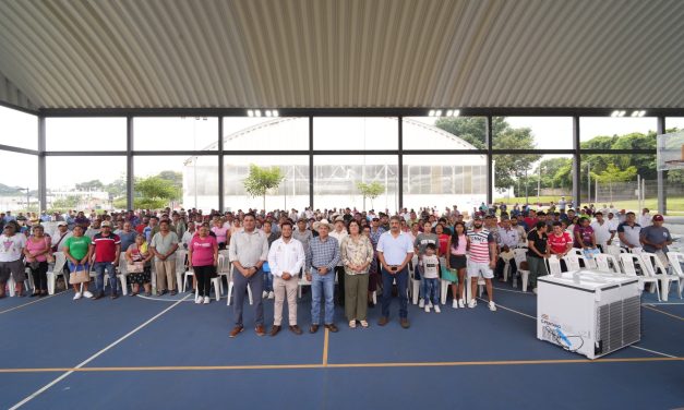 Autoridades estatales y municipales entregan apoyos a pescadores de San Andrés Tuxtla