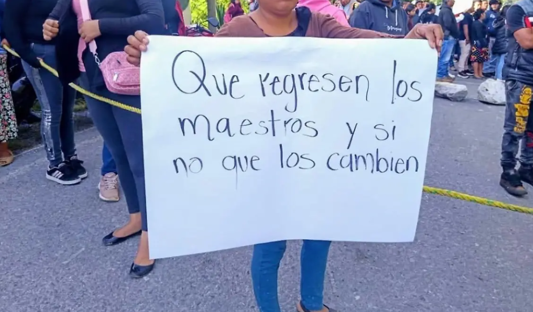 Padres bloquean carretera en Tlilapan por falta de maestros en preescolar y primaria