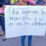 Padres bloquean carretera en Tlilapan por falta de maestros en preescolar y primaria