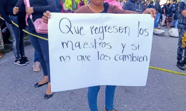 Padres bloquean carretera en Tlilapan por falta de maestros en preescolar y primaria