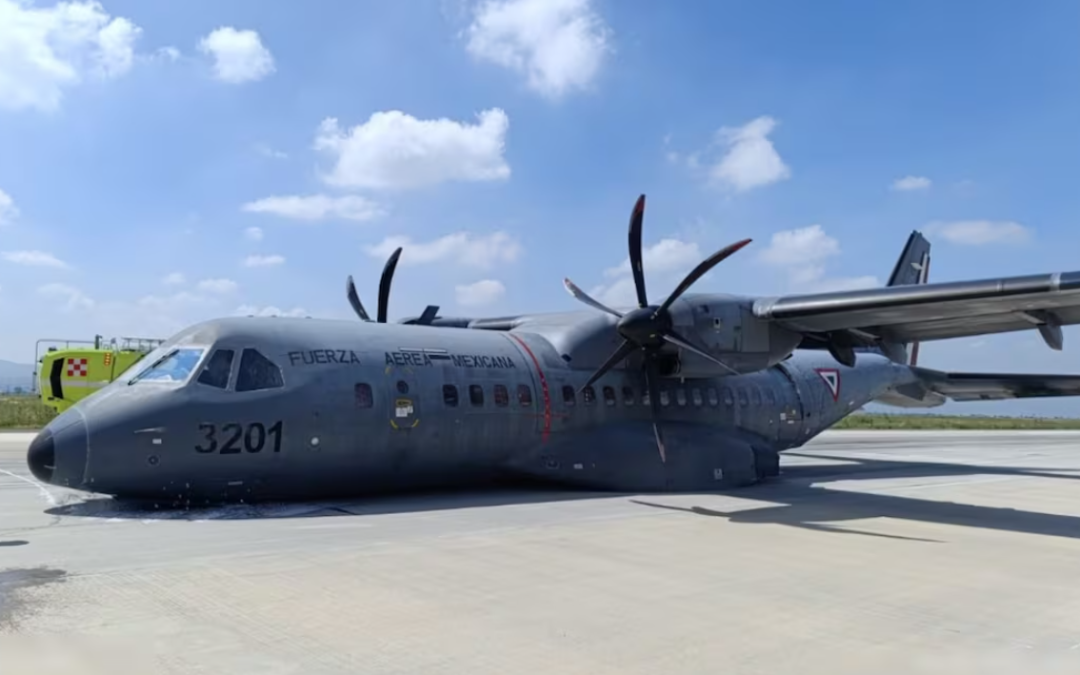 Avión de la Fuerza Aérea aterriza «de panza» en Base de Santa Lucía; no reportan lesionados