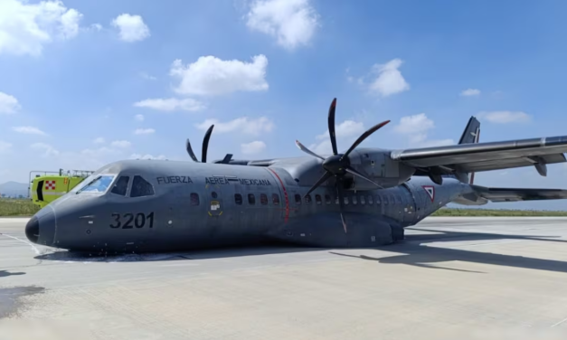 Avión de la Fuerza Aérea aterriza «de panza» en Base de Santa Lucía; no reportan lesionados