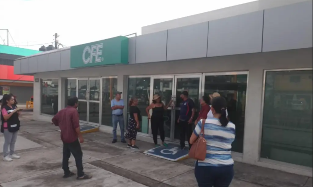 Vecinos del Infonavit toman las instalaciones de la CFE en el puerto de Veracruz