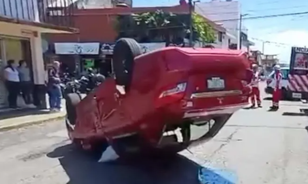 Fuerte accidente en Córdoba: carro queda llantas arriba