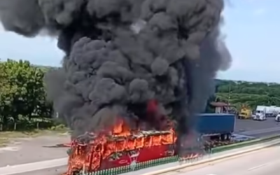 Aparatoso accidente en la autopista Córdoba–Veracruz: tráiler y autobús ADO se incendian