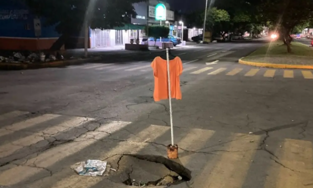 Con una playera, señalizan socavón en Veracruz