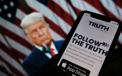 Trump reaparece con más de 40 mensajes en Truth Social tras rumores sobre su salud