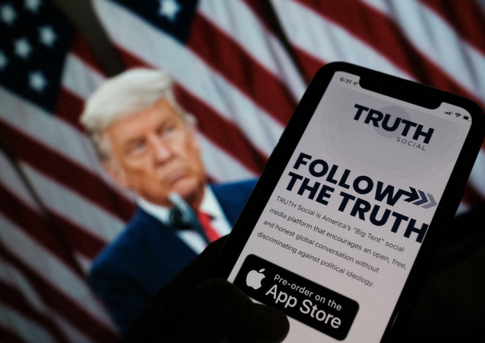 Trump reaparece con más de 40 mensajes en Truth Social tras rumores sobre su salud