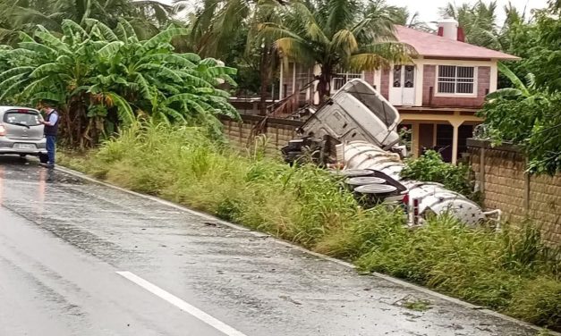 PIPA CARGADA DE CLORO VOLCÓ