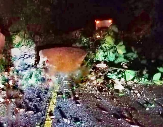 DERRUMBE EN EL MUNICIPIO DE TEQUILA…BLOQUEADA LA CARRETERA TEQUILA – CUMBRE DE TEQUILA