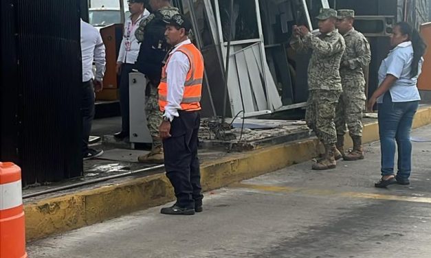 TRÁILER DERRIBA CASETA EN PUENTE «EL ZACATAL»