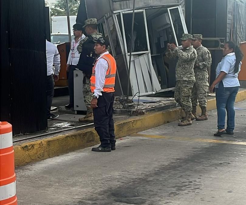 TRÁILER DERRIBA CASETA EN PUENTE «EL ZACATAL»