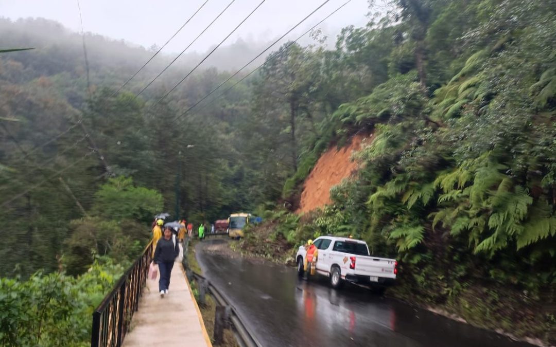 ATIENDE SICT DERRUMBE EN LA RUTA 150 TRAMO ORIZABA – ZONGOLICA