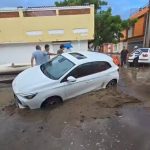 🚗CAMIONETA TRATA DE CRUZAR OBRA Y SE QUEDA DENTRO DE LA ZANJA