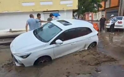 🚗CAMIONETA TRATA DE CRUZAR OBRA Y SE QUEDA DENTRO DE LA ZANJA