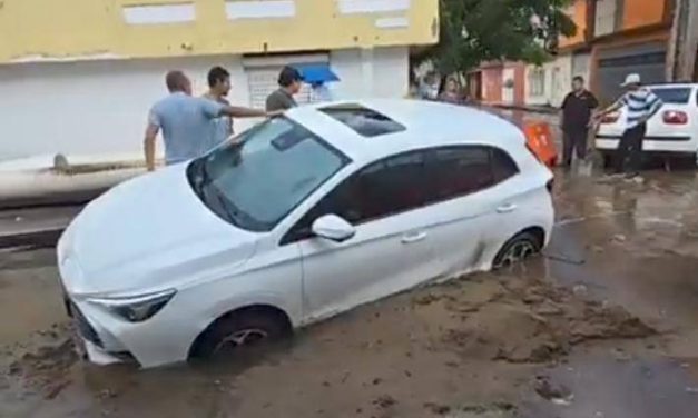 🚗CAMIONETA TRATA DE CRUZAR OBRA Y SE QUEDA DENTRO DE LA ZANJA