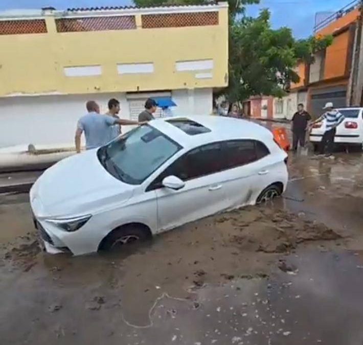 🚗CAMIONETA TRATA DE CRUZAR OBRA Y SE QUEDA DENTRO DE LA ZANJA