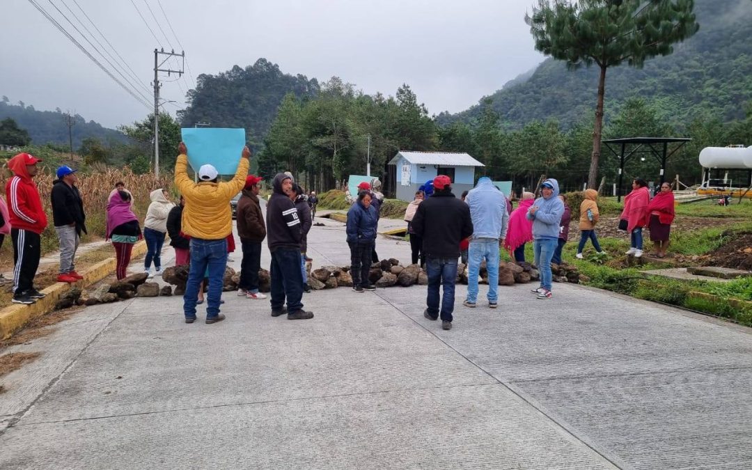 🚨 POBLADORES BLOQEUAN CARRETERA AYAHUALULCO-IXHUATLAN DE LOS REYES 🚧