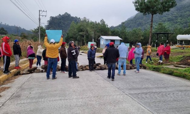 🚨 POBLADORES BLOQEUAN CARRETERA AYAHUALULCO-IXHUATLAN DE LOS REYES 🚧