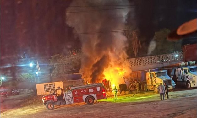 POR NEGARSE A PAGAR PISO INCENDIAN TRACTOCAMIONES DE EMPRESA EN ACAYUCAN