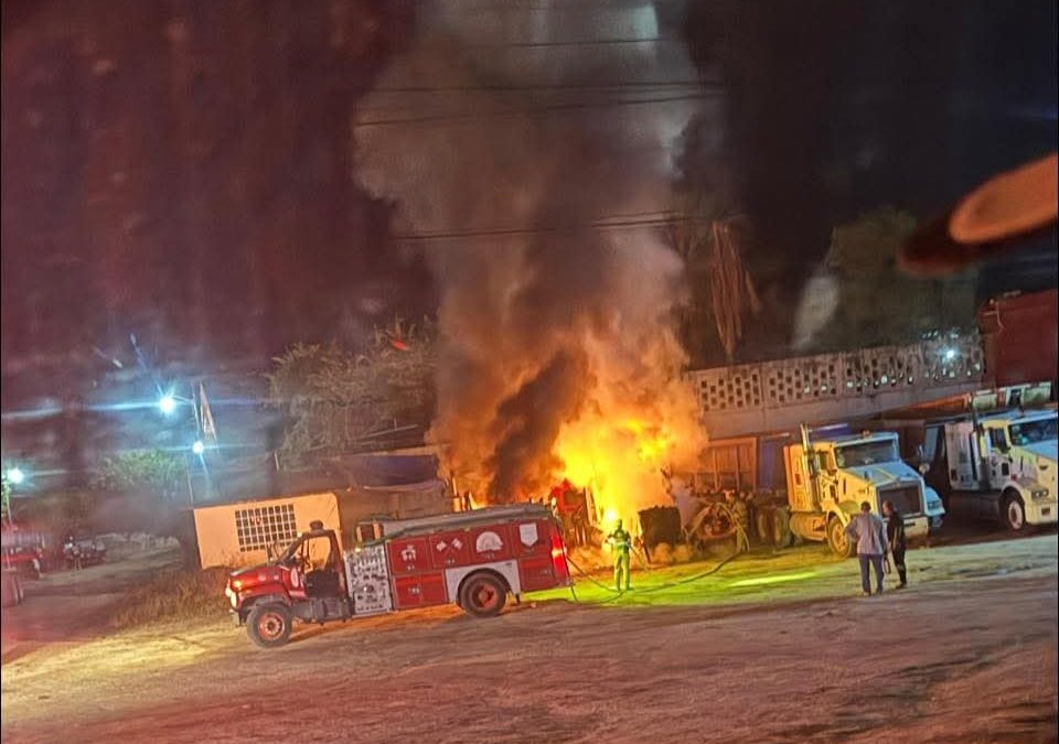 POR NEGARSE A PAGAR PISO INCENDIAN TRACTOCAMIONES DE EMPRESA EN ACAYUCAN