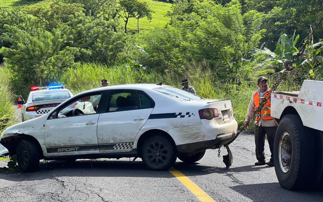 CONDUCTOR ILESO TRAS CAER A UN BARRANCO EN LA CARRETERA 180 TRAMO SAN ANDRES TUXTLA – SANTIAGO TUXTLA