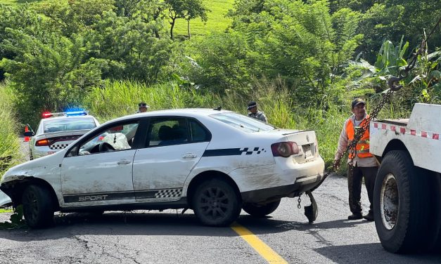 CONDUCTOR ILESO TRAS CAER A UN BARRANCO EN LA CARRETERA 180 TRAMO SAN ANDRES TUXTLA – SANTIAGO TUXTLA