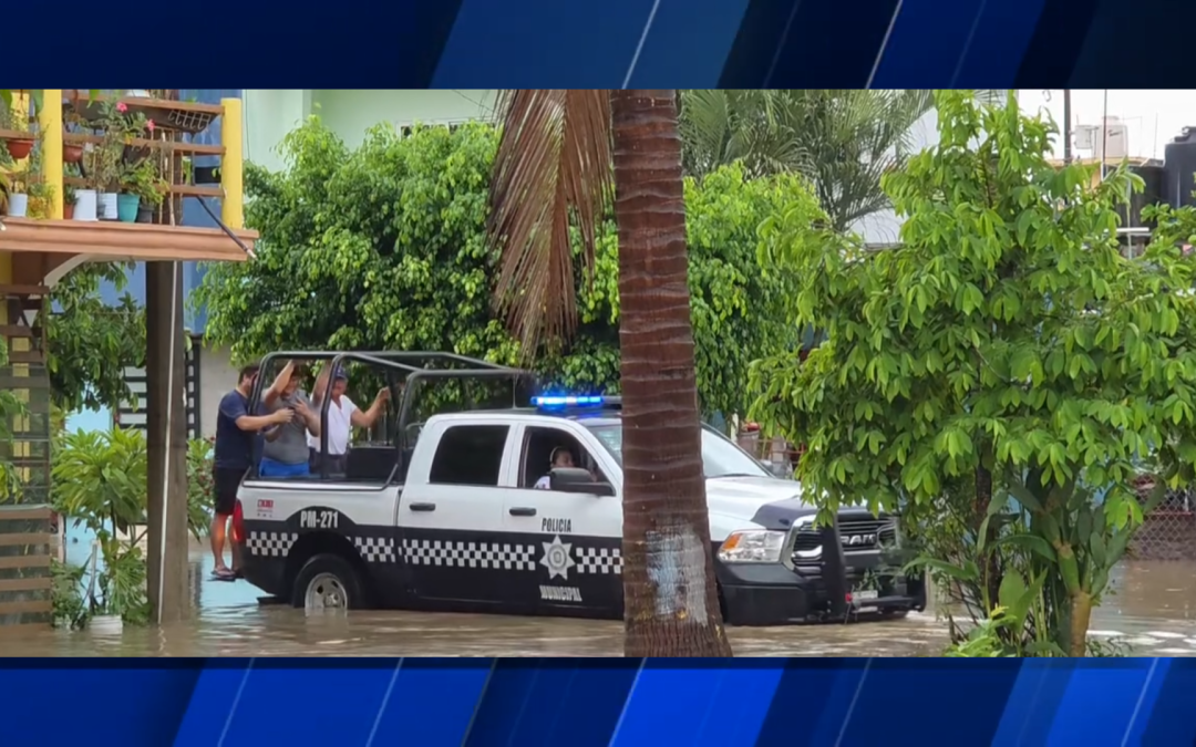 RESCATAN FAMILIA DE ZONA INUNDADA
