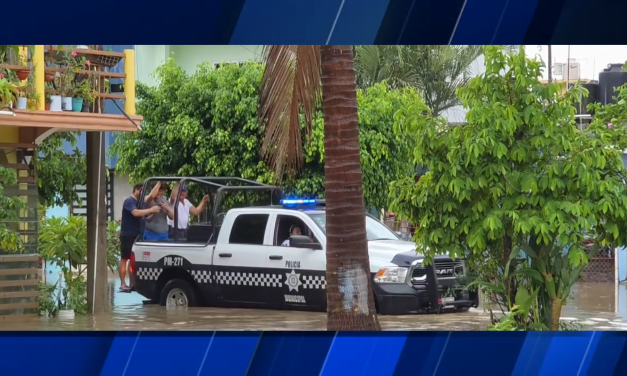 RESCATAN FAMILIA DE ZONA INUNDADA