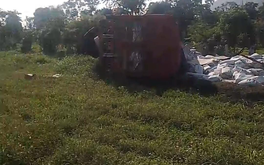 VUELCA TORTON CARGADO CON HARINA EN LA AUTOPISTA CÓRDOBA-VERACRUZ