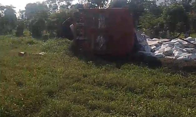 VUELCA TORTON CARGADO CON HARINA EN LA AUTOPISTA CÓRDOBA-VERACRUZ