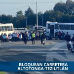 BLOQUEAN CARRETERA ALTOTONGA-TEZIUTLÁN POR EXIGIR REPARACIÓN DE CAMINOS RURALES 