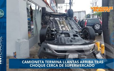 CAMIONETA TERMINA LLANTAS ARRIBA TRAS CHOQUE CERCA DE SUPERMERCADO EN VERACRUZ 