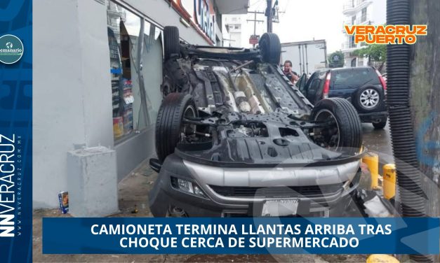 CAMIONETA TERMINA LLANTAS ARRIBA TRAS CHOQUE CERCA DE SUPERMERCADO EN VERACRUZ 