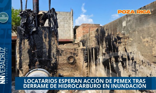 VECINOS DE IGNACIO DE LA LLAVE ESPERAN ACCIÓN DE PEMEX TRAS DERRAME DE HIDROCARBURO EN INUNDACIÓN 