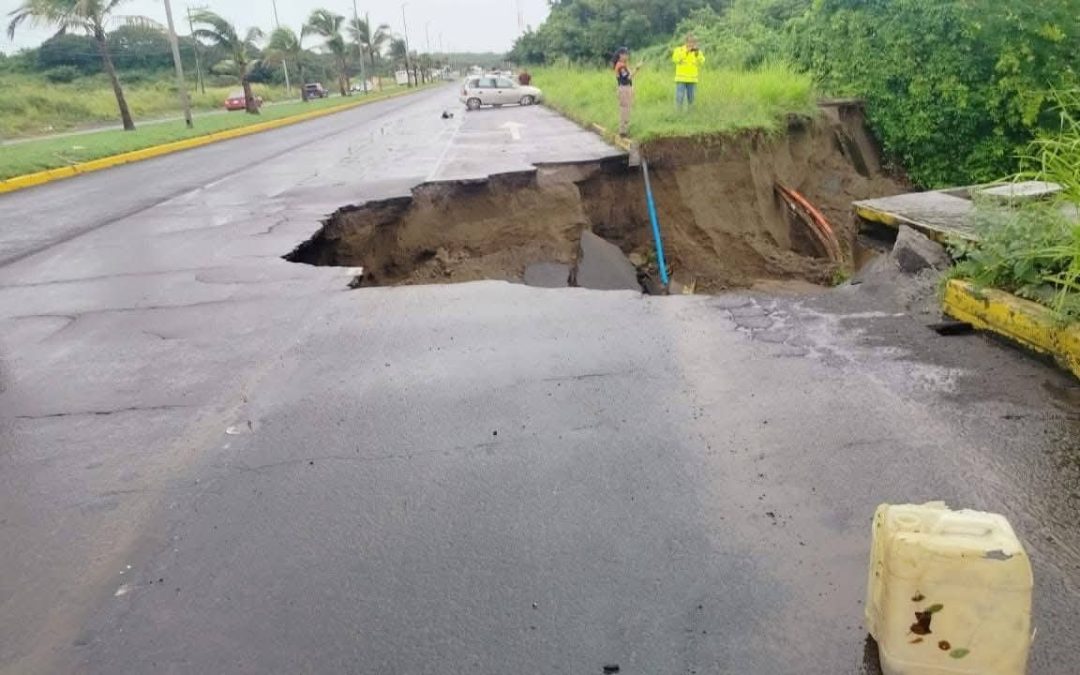 CIERRAN TRAMO CARRETERO BOCA DEL RIO – ANTÓN LIZARDO POR ENORME SOCAVÓN