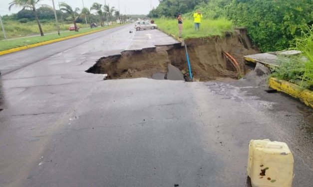 CIERRAN TRAMO CARRETERO BOCA DEL RIO – ANTÓN LIZARDO POR ENORME SOCAVÓN