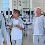 Israel libera a 27 españoles de la flotilla, pero retiene a una detenida acusada de agredir a una doctora