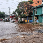 Aún hay 12 comunidades incomunicadas tras inundaciones en Veracruz; avanza la limpieza