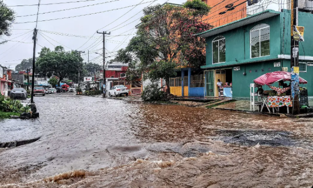 Aún hay 12 comunidades incomunicadas tras inundaciones en Veracruz; avanza la limpieza