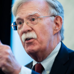 John Bolton, exasesor de Trump, se declara inocente de 18 cargos por manejo indebido de información clasificada