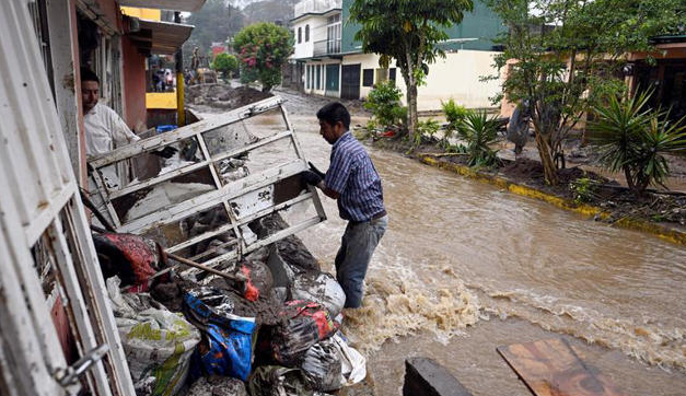 Los estragos de las lluvias torrenciales en México dejan al menos 64 muertos y 65 desaparecidos en cinco estados