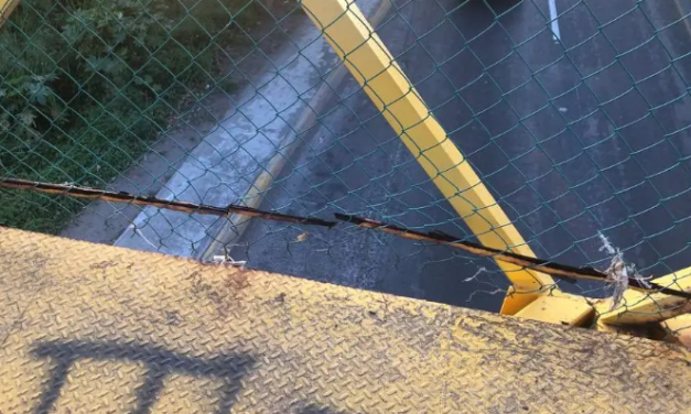Reportan daño en la estructura del puente peatonal de Geo Villas del Puerto, en Veracruz