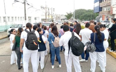 PROTESTAN TRABAJADORES DEL IMSS-BIENESTAR EN COATZACOALCOS