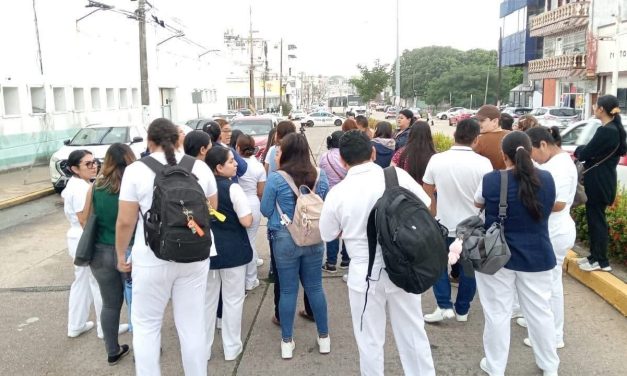 PROTESTAN TRABAJADORES DEL IMSS-BIENESTAR EN COATZACOALCOS