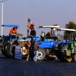 Los agricultores redoblan la presión al Gobierno y amagan con intensificar los cierres carreteros en las próximas horas