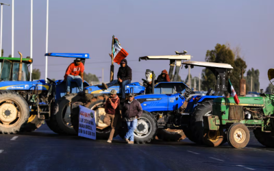 Los agricultores redoblan la presión al Gobierno y amagan con intensificar los cierres carreteros en las próximas horas